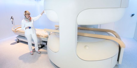 Praxishelferin am offenen MRT
