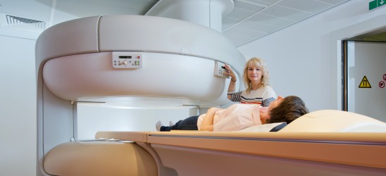 Ärztin mit Patientin beim offenen MRT