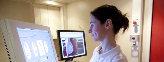 Ärztin führt Mammographie durch