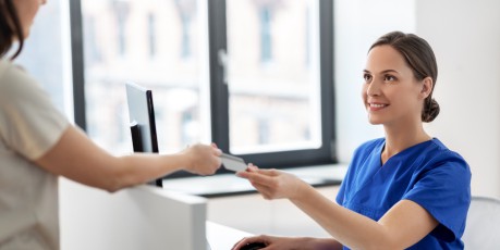 Empfangsdame mit Patientin 
