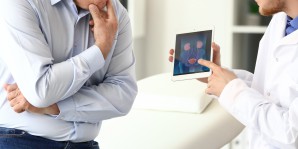 Arzt mit Patient bei Prostatabehandlung