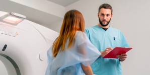 Arzt bespricht MRT-Ergebnisse mit Patientin