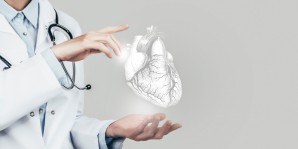 Arzt hält digitales Herz 