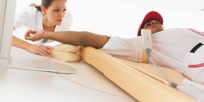 Mann mit Ärztin beim offenen MRT