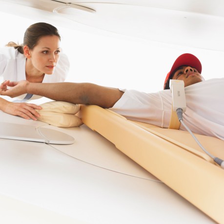 Mann mit Ärztin beim offenen MRT