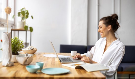 Frau daheim am Laptop