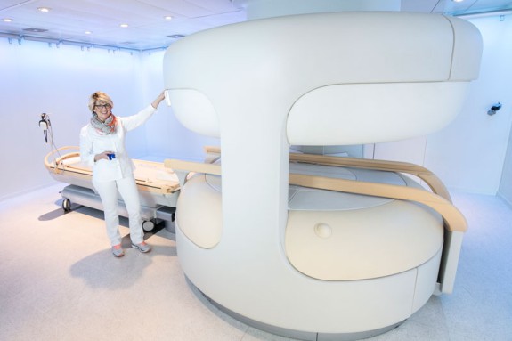 Praxishelferin am offenen MRT